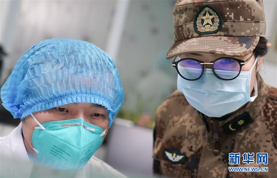 （新華全媒頭條·圖文互動）（4）黨旗，高高飄揚在防控疫情斗爭第一線——各級黨組織和廣大黨員干部投身疫情防控阻擊戰紀實