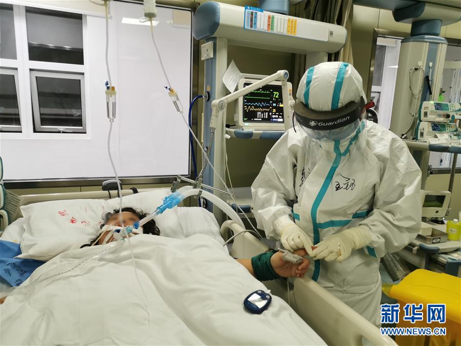 （一線(xiàn)抗疫群英譜·圖文互動(dòng)）（2）生命之光，溫暖“無(wú)面之交”——記抗疫一線(xiàn)重癥監(jiān)護(hù)室90后護(hù)士金鈺 