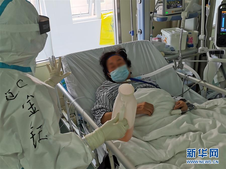 （一線(xiàn)抗疫群英譜·圖文互動(dòng)）（5）生命之光，溫暖“無(wú)面之交”——記抗疫一線(xiàn)重癥監(jiān)護(hù)室90后護(hù)士金鈺 