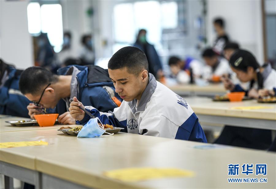 （圖文互動）（6）“早”安同學(xué)，“早”安老師！——新疆初高中畢業(yè)班復(fù)課一周回訪見聞