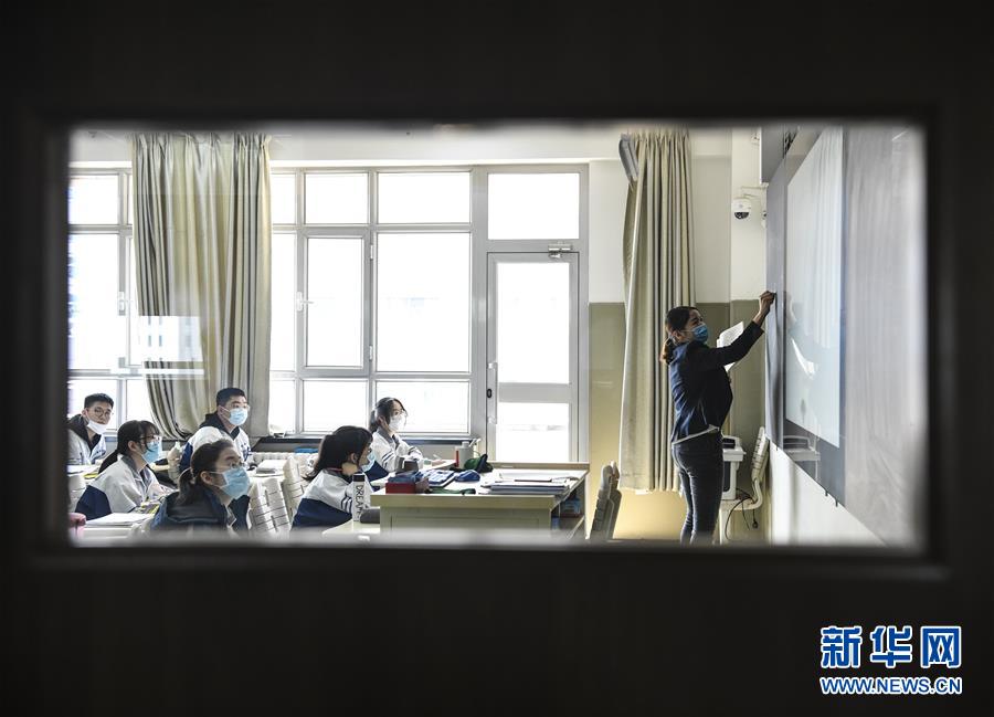 （圖文互動）（10）“早”安同學(xué)，“早”安老師！——新疆初高中畢業(yè)班復(fù)課一周回訪見聞