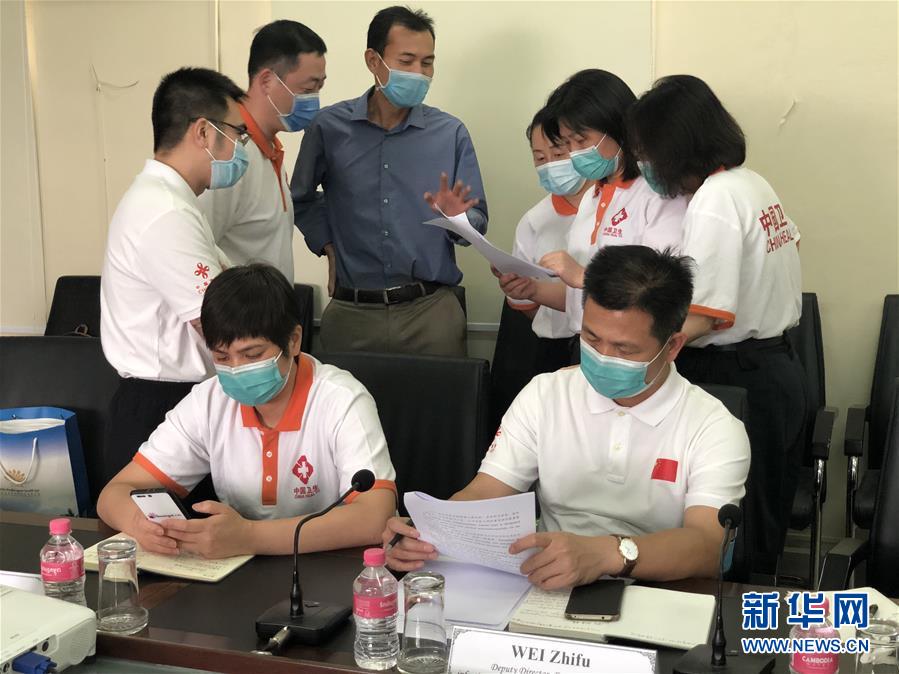 （國際疫情·圖文互動）（7）“工作忙碌又細致，經驗豐富又專業”——一名柬埔寨青年眼中的中國援柬抗疫醫療專家組