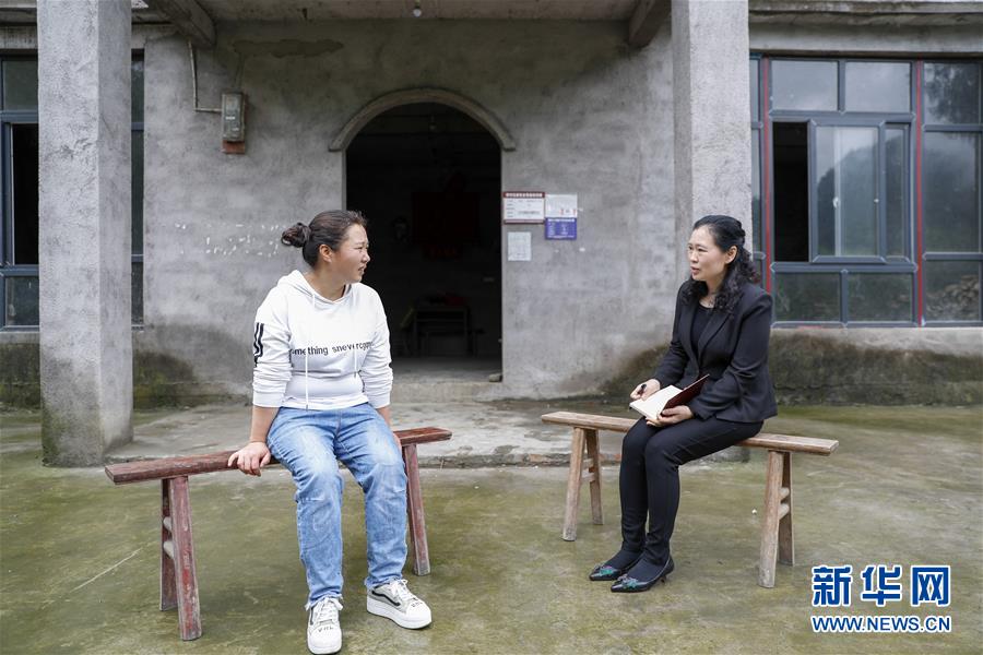 （兩會(huì)人物·圖文互動(dòng)）（4）帶娃、賺錢(qián)兩不誤——一位農(nóng)民工代表眼中的脫貧新工作