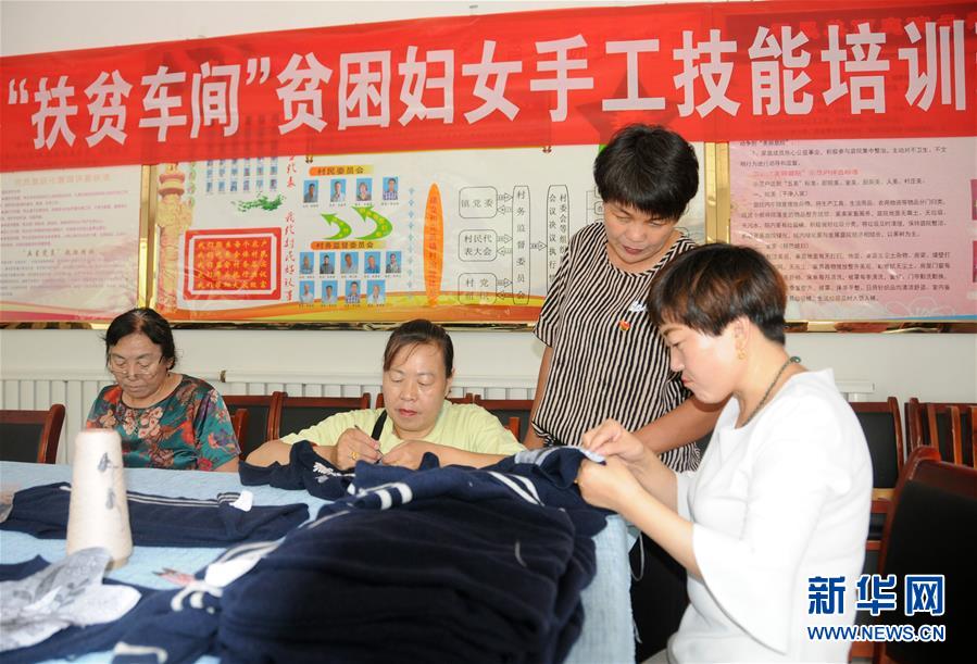 （決戰(zhàn)決勝脫貧攻堅·圖文互動）（1）內(nèi)蒙古河套：一雙巧手、一副棒針、一團毛線打造貧困戶“炕頭經(jīng)濟”
