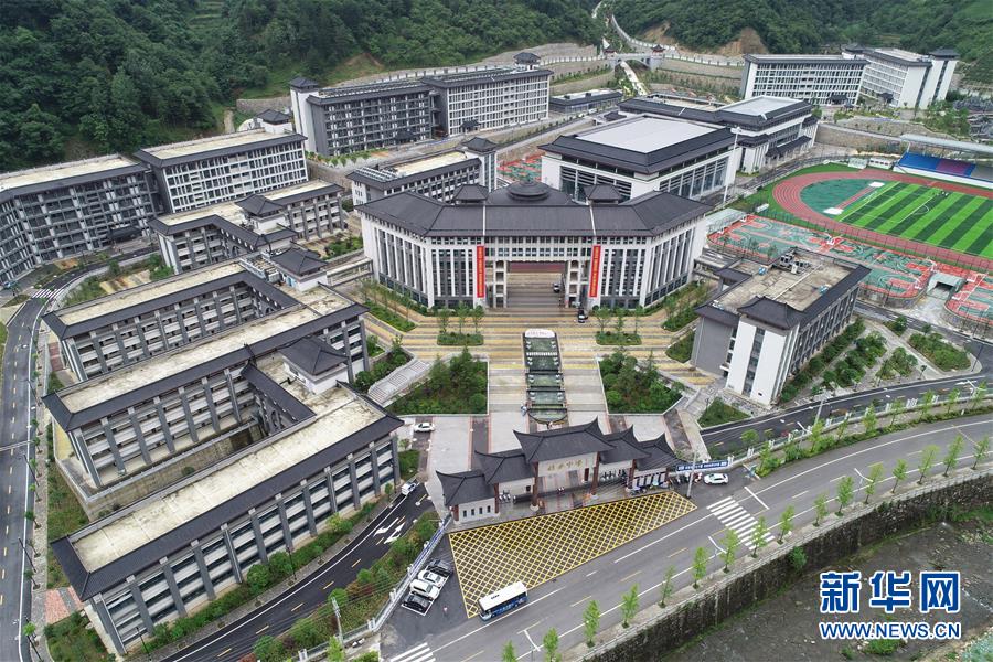 （新華視點·圖文互動）（1）學校建漂亮點本無錯，為何這所“豪華中學”讓人困惑？