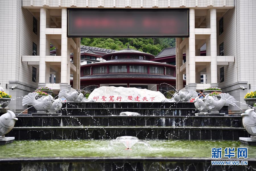 （新華視點·圖文互動）（3）學校建漂亮點本無錯，為何這所“豪華中學”讓人困惑？