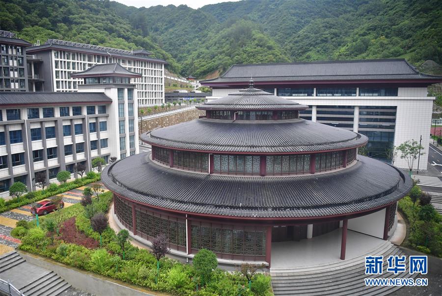 （新華視點·圖文互動）（4）學校建漂亮點本無錯，為何這所“豪華中學”讓人困惑？