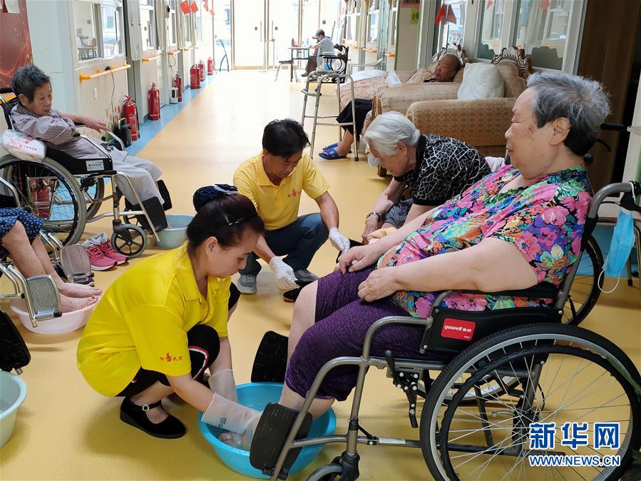 （走向我們的小康生活·圖文互動）（3）北京“老有所養”的床邊、身邊、周邊事