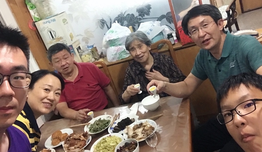 10月1日，留學生李天力（左一）在老家淄博的親戚家中與親人一起吃晚飯，共度中秋