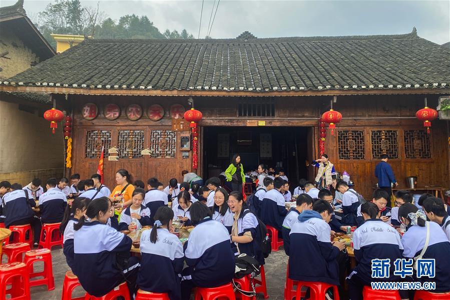 （在習(xí)近平新時代中國特色社會主義思想指引下——新時代新作為新篇章·習(xí)近平總書記關(guān)切事·圖文互動）（2）精準(zhǔn)扶貧7年，十八洞村“長”出10余種新職業(yè)