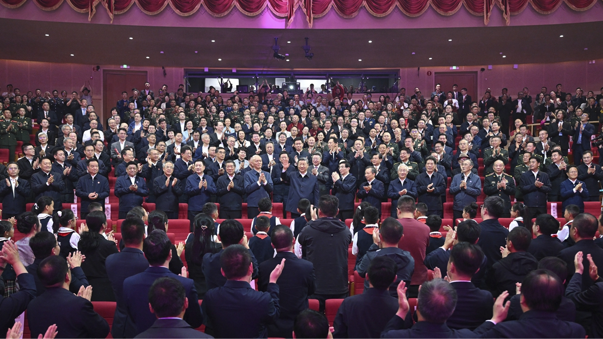 習近平觀看慶祝西藏自治區成立60周年文藝晚會《雪域歡歌》