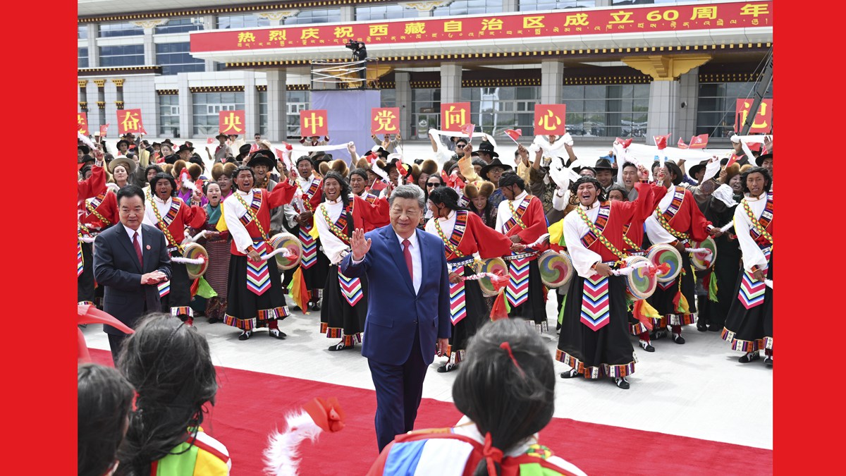習近平在出席西藏自治區成立60周年慶祝活動后返回北京