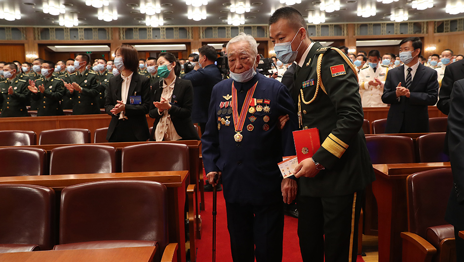 志愿軍老戰士、老同志入場