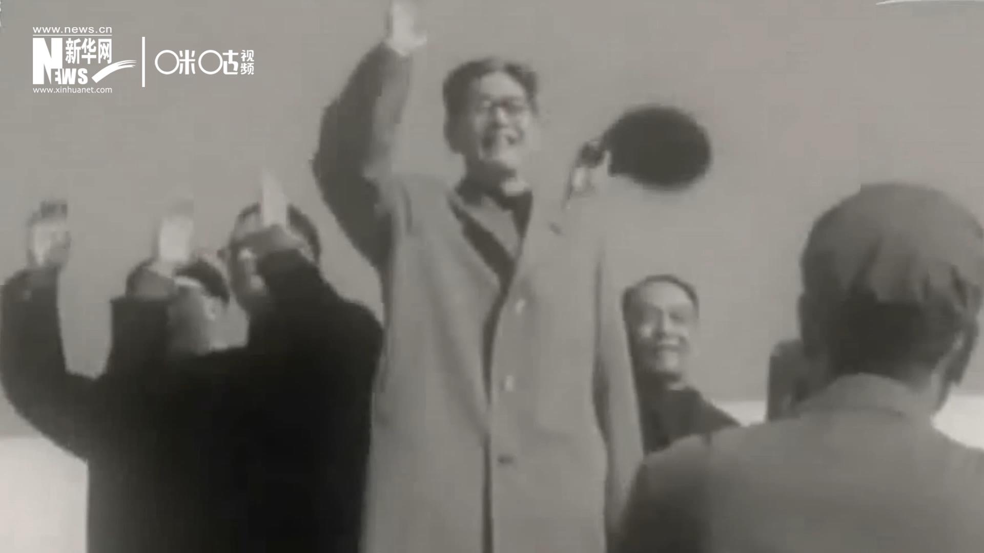 1971年11月9日，全新成立的中國(guó)聯(lián)合國(guó)代表團(tuán)在群眾的歡呼與掌聲中登上專機(jī)，正式開(kāi)啟了中國(guó)的聯(lián)合國(guó)之旅。