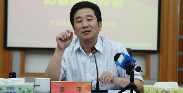 玉柴集團(tuán)公司董事局主席晏平——大家可能不一定認(rèn)識(shí)我，但是大家一定坐過裝配玉柴發(fā)動(dòng)機(jī)的客車、公交車，因?yàn)橛癫癜l(fā)動(dòng)機(jī)裝配在全國超過60%的客車、公交車上。玉柴發(fā)動(dòng)機(jī)能夠陪伴大家上班、回家、逛街，我很自豪。我們將繼續(xù)制造更多更好的綠色產(chǎn)品，造福社會(huì)和百姓。