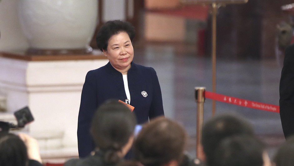 劉雅鳴步入“部長通道”，準備接受采訪