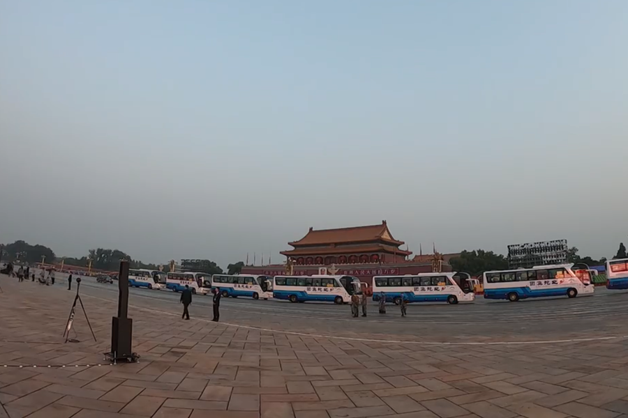 10月1日清晨的天安門城樓和長安街，燈火通明，正在準備慶祝大會的工作人員雖然緊張忙碌，但仍顯得井然有序