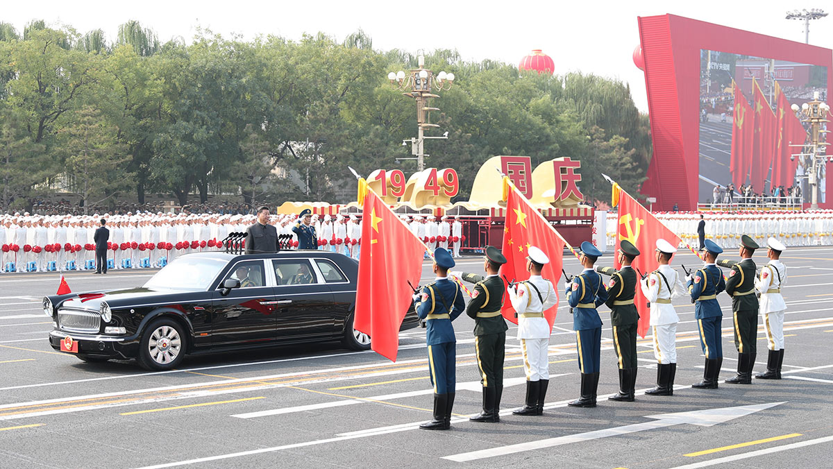 習近平驅車行進至黨旗、國旗、軍旗前，向旗幟行注目禮