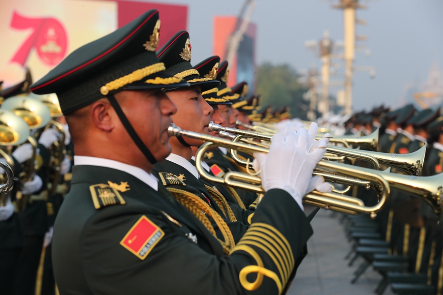 解放軍聯合軍樂團在廣場就位后進行準備工作和試奏。據了解，解放軍聯合軍樂團此次演奏是從開國大典至今歷次閱兵以來演奏曲目最多的一次，不少曲目是為此次閱兵量身打造的全新作品，此次也是歷次女演奏員最多的一次。