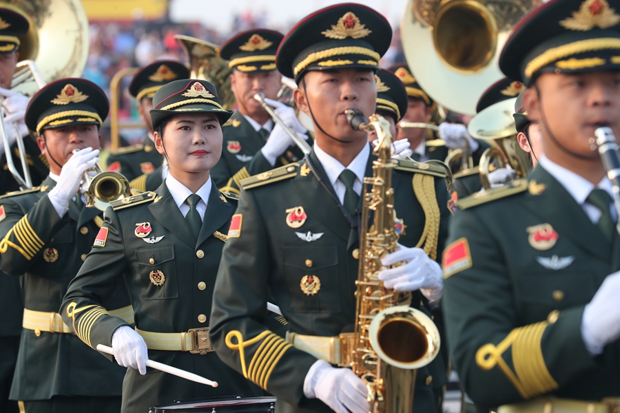 解放軍聯合軍樂團在廣場就位后進行準備工作和試奏。據了解，解放軍聯合軍樂團此次演奏是從開國大典至今歷次閱兵以來演奏曲目最多的一次，不少曲目是為此次閱兵量身打造的全新作品，此次也是歷次女演奏員最多的一次。