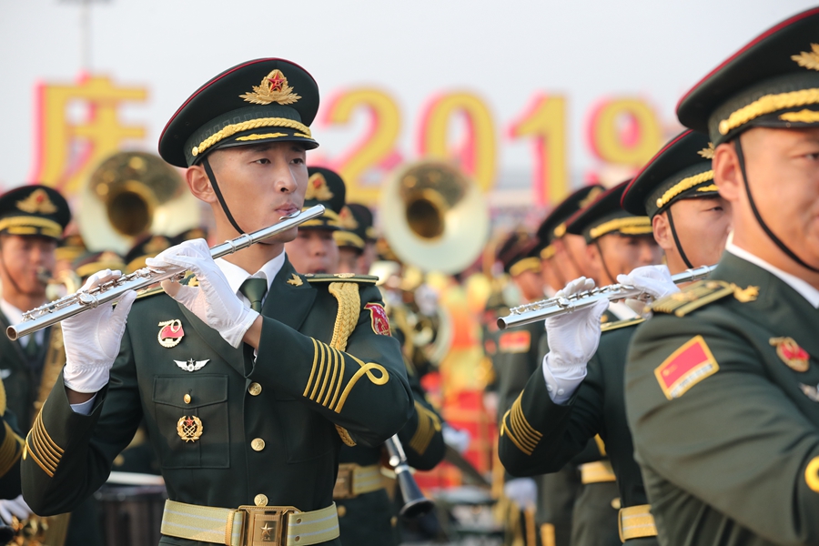 解放軍聯合軍樂團在廣場就位后進行準備工作和試奏。據了解，解放軍聯合軍樂團此次演奏是從開國大典至今歷次閱兵以來演奏曲目最多的一次，不少曲目是為此次閱兵量身打造的全新作品，此次也是歷次女演奏員最多的一次。