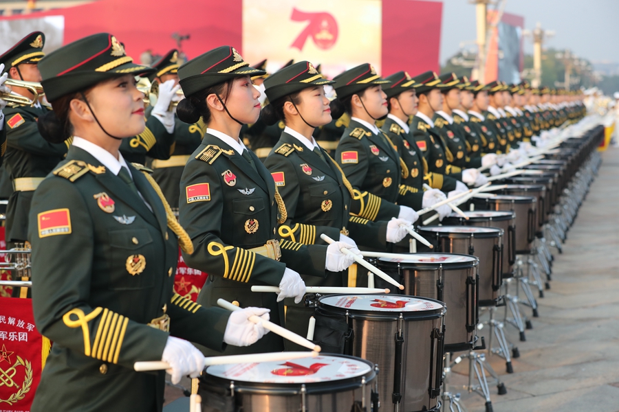 解放軍聯合軍樂團在廣場就位后進行準備工作和試奏。據了解，解放軍聯合軍樂團此次演奏是從開國大典至今歷次閱兵以來演奏曲目最多的一次，不少曲目是為此次閱兵量身打造的全新作品，此次也是歷次女演奏員最多的一次。
