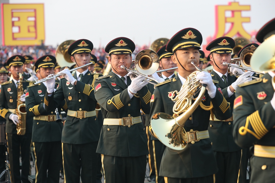 解放軍聯合軍樂團在廣場就位后進行準備工作和試奏。據了解，解放軍聯合軍樂團此次演奏是從開國大典至今歷次閱兵以來演奏曲目最多的一次，不少曲目是為此次閱兵量身打造的全新作品，此次也是歷次女演奏員最多的一次。