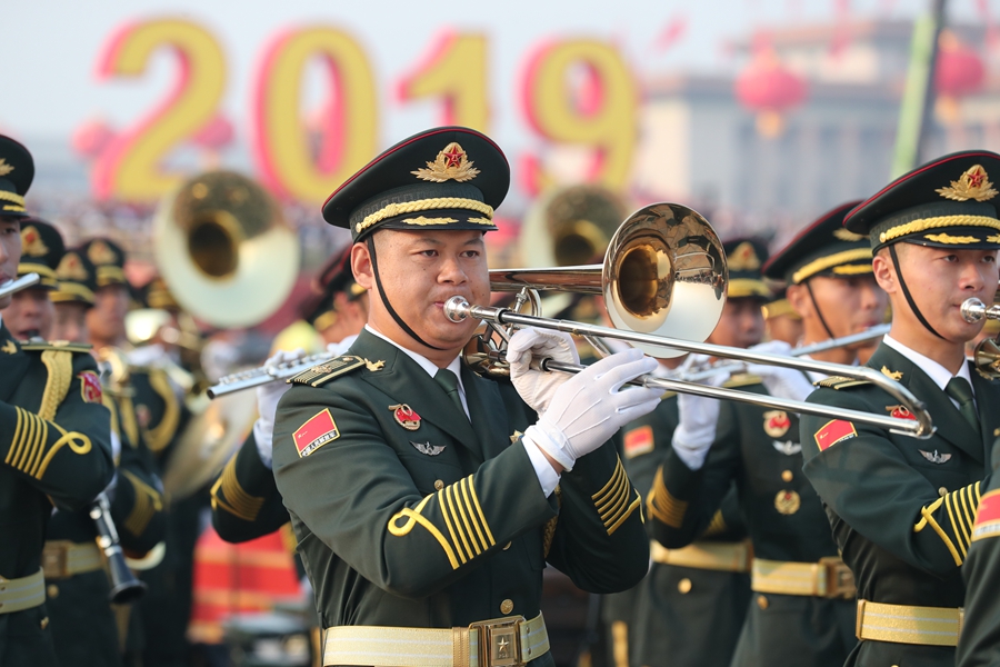 解放軍聯合軍樂團在廣場就位后進行準備工作和試奏。據了解，解放軍聯合軍樂團此次演奏是從開國大典至今歷次閱兵以來演奏曲目最多的一次，不少曲目是為此次閱兵量身打造的全新作品，此次也是歷次女演奏員最多的一次。