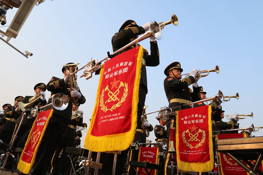 解放軍聯合軍樂團在廣場就位后進行準備工作和試奏。據了解，解放軍聯合軍樂團此次演奏是從開國大典至今歷次閱兵以來演奏曲目最多的一次，不少曲目是為此次閱兵量身打造的全新作品，此次也是歷次女演奏員最多的一次。
