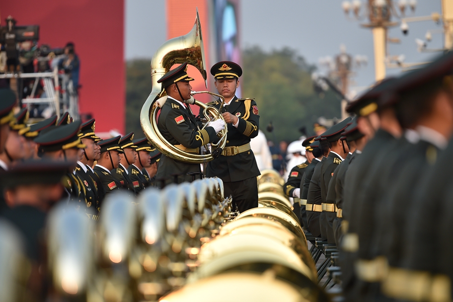 解放軍聯合軍樂團在廣場就位后進行準備工作和試奏。據了解，解放軍聯合軍樂團此次演奏是從開國大典至今歷次閱兵以來演奏曲目最多的一次，不少曲目是為此次閱兵量身打造的全新作品，此次也是歷次女演奏員最多的一次。
