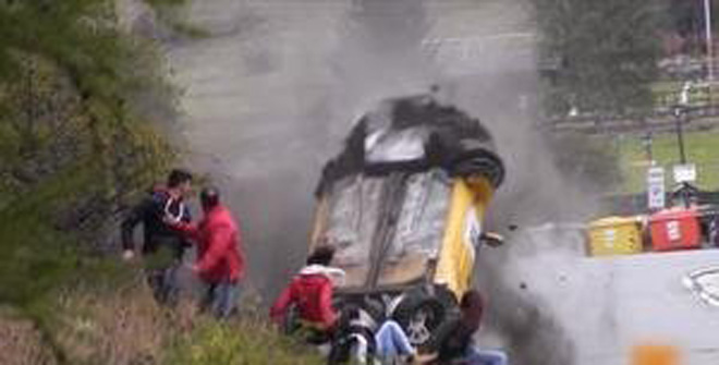 史上最幸運撞車！圍觀群眾躲過一劫