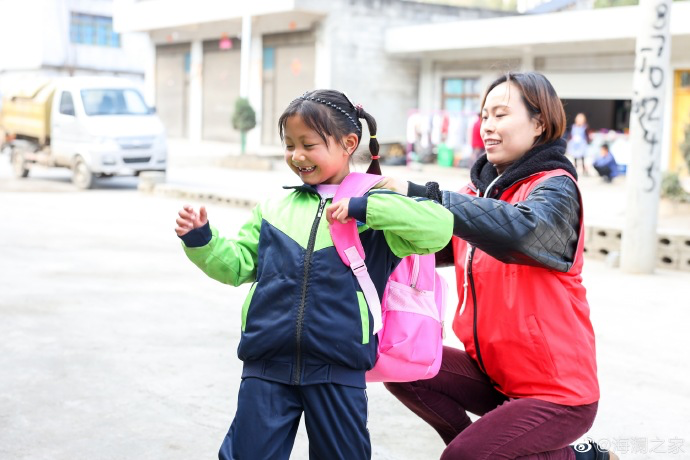在貴州南開鄉塢鉛小學的捐贈行動中，“多一克溫暖”團隊結識了這個活潑愛笑的姑娘——李漫妮。父母很早離異，爸爸常年在外打工，7歲的她和奶奶兩人相依為命。海瀾之家給漫妮的家人也準備了羽絨服，懂事的漫妮說，想要快快長大，讓奶奶過上好日子。