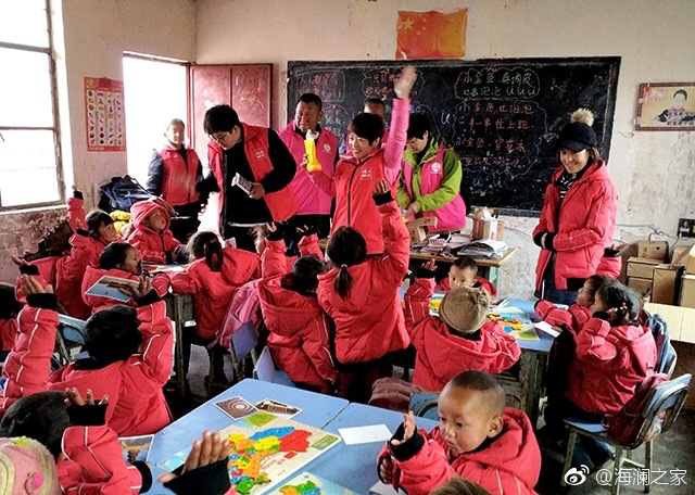 2018年，由海瀾之家攜手網易新聞打造的“多一課溫暖”課程平臺讓一間間溫暖的課堂走向深山與邊陲。帶著貼合孩子教育需求的線上內容和教師、各領域KOL及愛心人士組成的愛心團隊，海瀾之家用實際行動為孩子的教育加溫，踐行“多一克溫暖”。