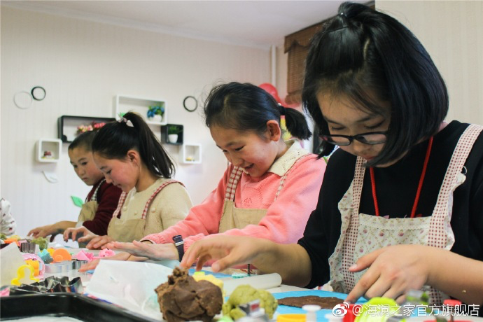 在北京，孩子們上了一節別開生面的廚藝課——手工DIY餅干。孩子們腦洞大開親自上手，從制作到出爐不僅留下了噴香的餅干，還留下了珍貴的回憶。親手做的餅干孩子們舍不得獨享，成為了回程路上最重要的“伴手禮”