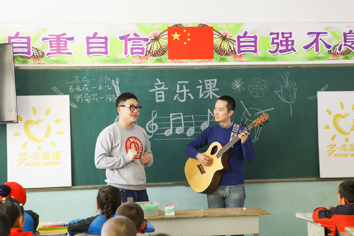 “多一克溫暖”公益活動的老朋友好妹妹樂隊，為孩子們帶來了音樂和繪畫課，用音符溫暖孩子們的心靈，用畫筆繪出更繽紛的世界。不斷匯聚的愛心，讓寒冷的北疆進入到更多人的視野當中，也讓孩子們臉上的笑容更燦爛。