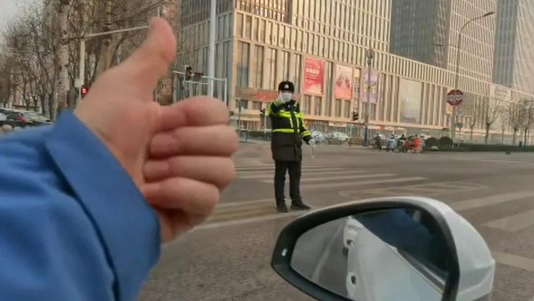 石家莊路人和交警的這個(gè)“暗號(hào)”，真暖！