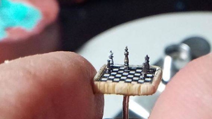 比指甲蓋還小！ 土耳其微雕藝術(shù)家雕出超小國(guó)際象棋