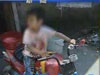 司機(jī)太小！3歲幼童駕"車"上路找媽媽