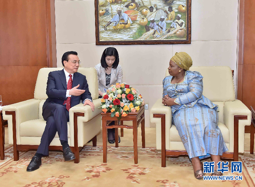 5月5日，中國國務(wù)院總理李克強(qiáng)在亞的斯亞貝巴非洲聯(lián)盟總部會(huì)見非盟委員會(huì)主席祖馬。 新華社記者李濤攝
