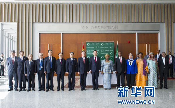 5月5日，中國國務(wù)院總理李克強(qiáng)在亞的斯亞貝巴非洲聯(lián)盟總部會(huì)見非盟委員會(huì)主席祖馬。這是會(huì)見后，李克強(qiáng)同祖馬參加集體合影。新華社記者王曄攝