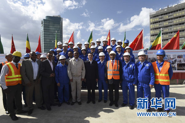 這是李克強(qiáng)同海爾馬里亞姆與施工人員合影留念。新華社記者 李學(xué)仁 攝