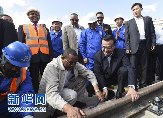 看到中埃雙方員工正在鋪軌作業(yè)，李克強(qiáng)同海爾馬里亞姆一起拿起扳手，擰緊螺絲。新華社記者 李學(xué)仁 攝
