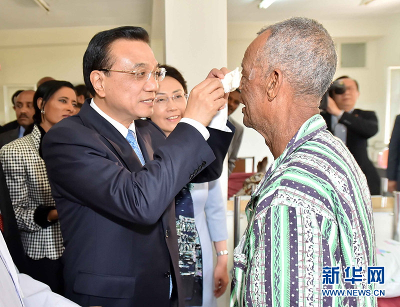 5月6日，國(guó)務(wù)院總理李克強(qiáng)與埃塞俄比亞總統(tǒng)穆拉圖一同來到亞的斯亞貝巴阿勒塔醫(yī)院，看望受益于中國(guó)免費(fèi)白內(nèi)障手術(shù)“光明行”活動(dòng)的埃塞俄比亞患者。這是李克強(qiáng)親手為接受中國(guó)醫(yī)生手術(shù)的埃塞俄比亞白內(nèi)障患者拆開紗布。 新華社記者 李濤 攝 