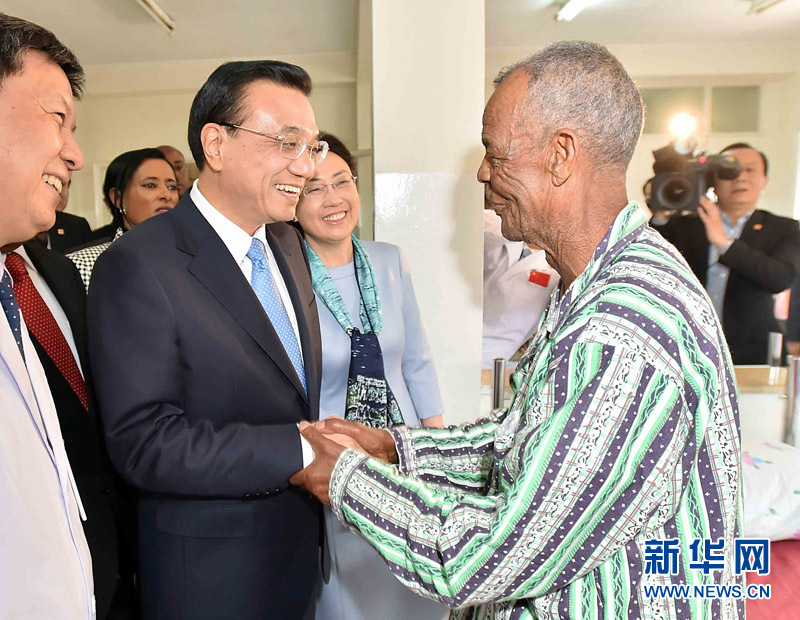 5月6日，中國(guó)國(guó)務(wù)院總理李克強(qiáng)與埃塞俄比亞總統(tǒng)穆拉圖一同來到亞的斯亞貝巴阿勒塔醫(yī)院，看望受益于中國(guó)免費(fèi)白內(nèi)障手術(shù)“光明行”活動(dòng)的埃塞俄比亞患者。新華社記者 李濤 攝 