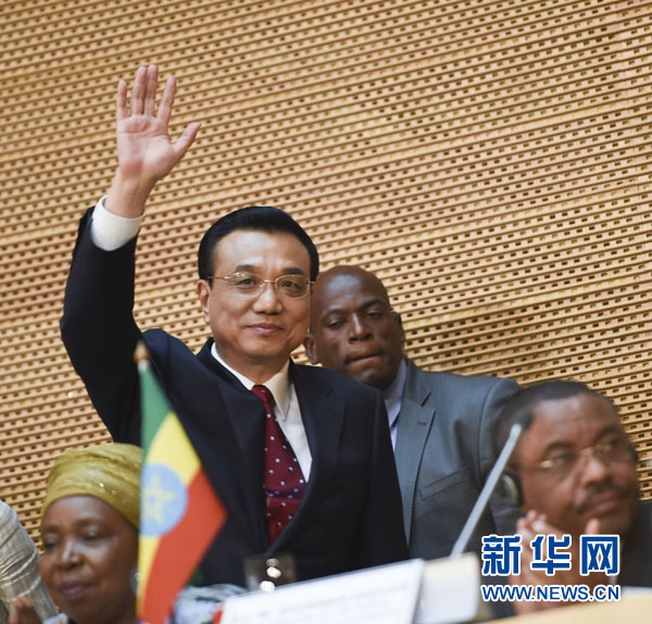 5月5日，中國(guó)國(guó)務(wù)院總理李克強(qiáng)在位于亞的斯亞貝巴的非洲聯(lián)盟總部發(fā)表題為《開(kāi)創(chuàng)中非合作更加美好的未來(lái)》的演講。這是李克強(qiáng)步入會(huì)場(chǎng)時(shí)向聽(tīng)眾揮手致意。新華社記者 李學(xué)仁 攝 