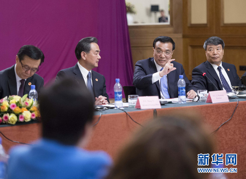  5月6日，中國國務(wù)院總理李克強(qiáng)在埃塞俄比亞首都亞的斯亞貝巴出席中非經(jīng)貿(mào)人文座談會(huì)。 新華社記者 王曄 攝 