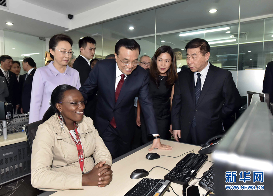 5月11日，中國國務院總理李克強在肯尼亞首都內羅畢看望并慰問中央電視臺非洲分臺員工。 新華社記者 李濤 攝 