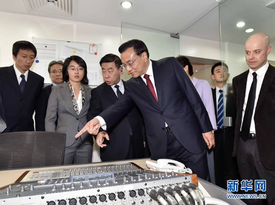 5月11日，中國國務院總理李克強在肯尼亞首都內羅畢看望并慰問中央電視臺非洲分臺員工。 新華社記者 李濤 攝 