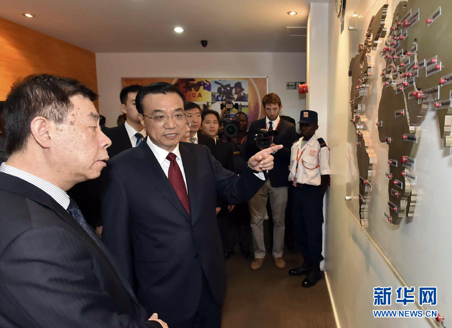 5月11日，中國國務院總理李克強在肯尼亞首都內羅畢看望并慰問中央電視臺非洲分臺員工。 新華社記者 李濤 攝 