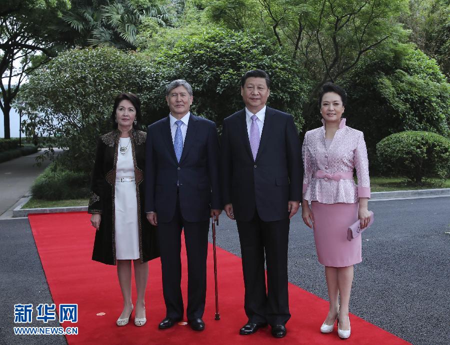 會談前，習(xí)近平在上海西郊會議中心廣場為阿坦巴耶夫舉行歡迎儀式。新華社記者 蘭紅光 攝 